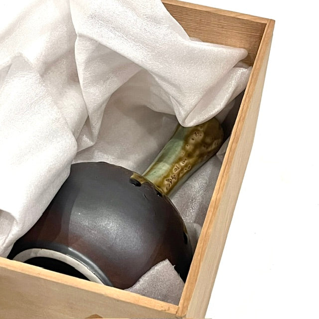 Sansai Shigaraki pottery vase inside of a tomobako box