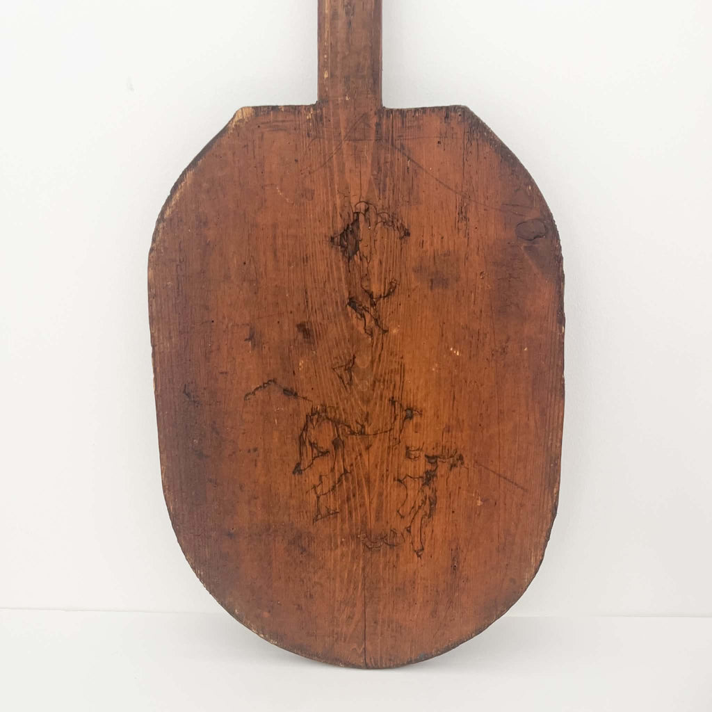 Vintage wooden bread board with a 21 cm long handle, oval shape and authentic rustic finish
